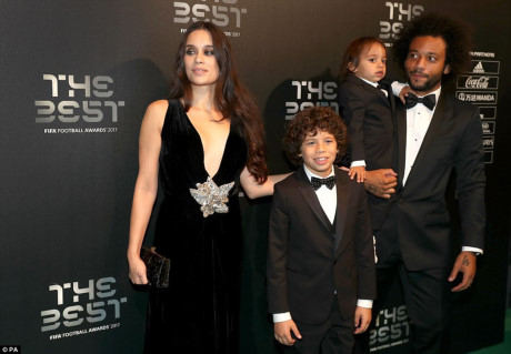 Hậu vệ Marcelo cùng với vợ và các con (Ảnh: PA).