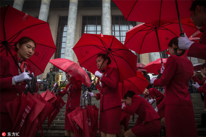 Những cô gái của đội lễ tân phục vụ ô cho đại biểu tham dự buổi khai mạc Đại hội 19 Đảng Cộng sản Trung Quốc. Ảnh: Photo/IC.