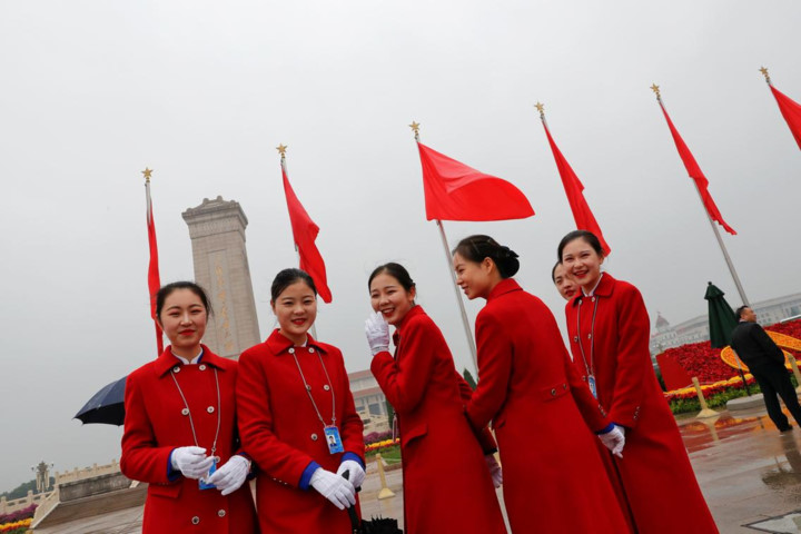 Đội nữ tiếp tân chụp ảnh lưu niệm trước giờ khai mạc Đại hội 19 Đảng Cộng sản Trung Quốc. Ảnh: Reuters. hinh anh nhung nguoi phuc vu tai dai hoi 19 dang cong san trung quoc hinh 17