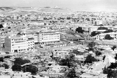 Toàn cảnh các khu tòa nhà cổ và mới nằm xen lẫn ở Kabul, vào tháng 8/1969.