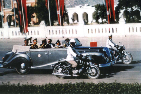 Quốc vương Afghanistan, Mohammad Zahir Shah, đi xe sang trọng trên con đường ở trung tâm thủ đô Kabul vào năm 1968.
