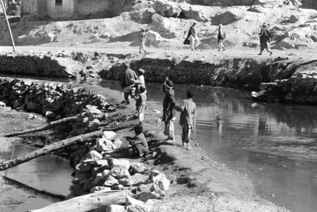 Các cậu bé Afghanistan chơi thả diều bên kênh nước. Ảnh chụp tháng 11/1959.