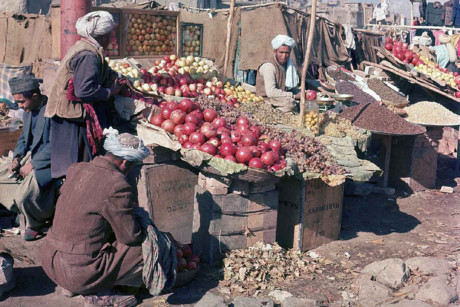 Các sạp hàng hoa quả ở một khu chợ ngoài trời ở Kabul vào tháng 11/1961.