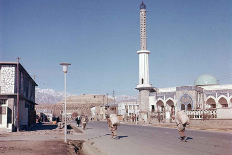 Một trong những nhà thờ Hồi giáo (bìa phải) mới được xây cất ở ngoại ô Kabul vào tháng 11/1961.