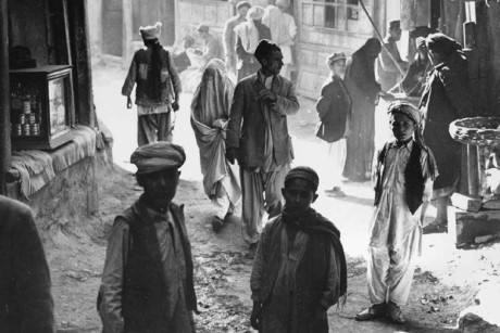 Người dân Afghanistan trong một ngách nhỏ ở Kabul vào tháng 3/1954./.