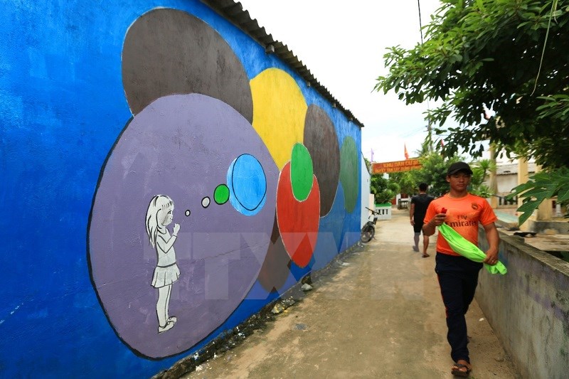 Cuối tháng 6/2017, một nhóm họa sỹ trẻ Hà Nội và Thành phố Hồ Chí Minh - tình nguyện viên của Tổ chức Bảo tồn thiên nhiên thế giới (IUCN), khu bảo tồn biển Lý Sơn và địa phương phối hợp thực hiện đã cho ra mắt ngôi làng bích họa độc đáo trên đảo Bé. (Ảnh: Ngọc Hà/TTXVN)