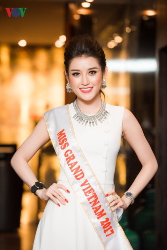 Chiều 17/4 tại Hà Nội, Á hậu Huyền My đã tham dự buổi họp báo khởi động cuộc thi Miss Grand International 2017 - Hoa hậu Hoà bình Thế giới với tư cách là thí sinh đại diện cho Việt Nam.