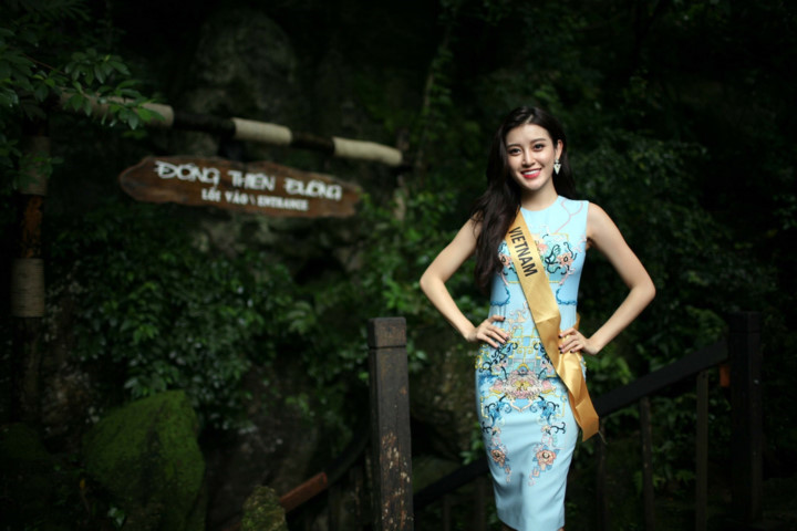 Người đẹp của Hoa hậu Hòa bình Thế giới 2017 đi thăm các hang động ở Quảng Bình. Trên đường di chuyển lên động Thiên đường, đại diện Việt Nam là Huyền My lựa chọn chiếc đầm xanh da trời vô cùng khỏe khoắn và năng động.