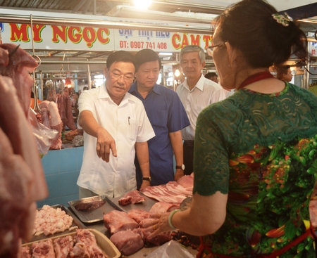 Lãnh đạo tỉnh tham quan chợ ATTP Phước Thọ vào sáng 28/10.