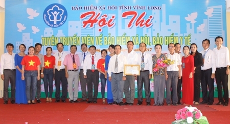 Ban giám khảo trao giải nhất hội thi “Tuyên truyền viên về BHXH, BHYT” cho đơn vị BHXH huyện Tam Bình.