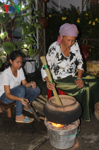 Để có cốm dẹp thơm ngon, bà con Khmer phải lựa chọn ra loại nếp vừa chín tới, hạt còn mềm đem về phơi sơ qua rồi cho vào nồi đất rang…