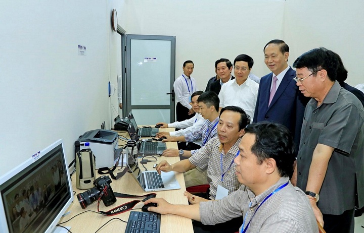 Chủ tịch nước Trần Đại Quang với cán bộ, phóng viên, biên tập viên TTXVN. (Ảnh: Nhan Sáng/TTXVN)