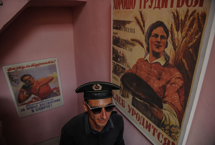 Nhà hàng ngập tràn những áp phích thời Xô Viết còn anh Dimitri Fidel thì ăn mặc như một quân nhân Xô Viết.
