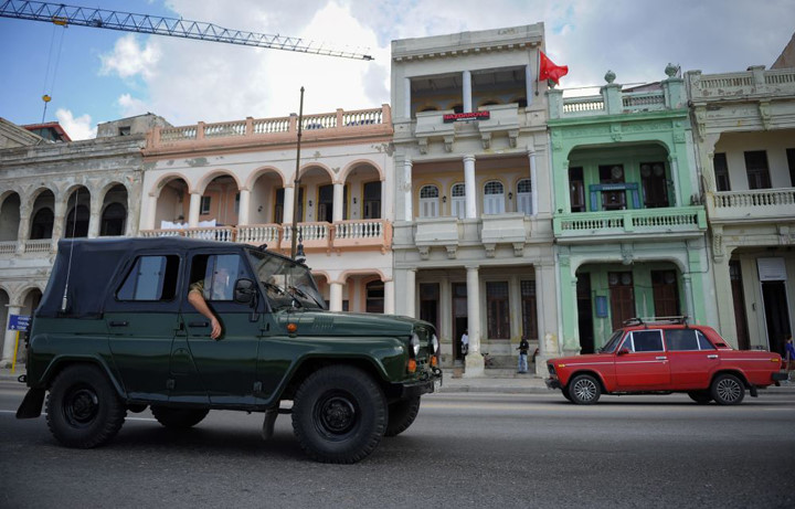Những chiếc xe xuất xứ  Liên bang Xô Viết vẫn tấp nập qua lại trên đường phố La Havana, ngay bên ngoài nhà hàng Nazdarovie.