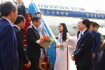 Những nữ sinh Việt xinh đẹp được tặng hoa nguyên thủ thế giới ở Việt Nam