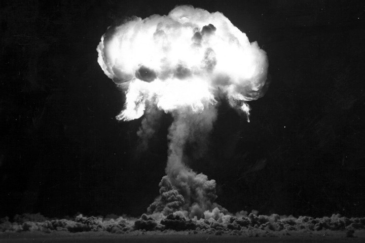 Vụ thử Plumbbob ở Nevada vào năm 1957. Vụ nổ xảy ra ở độ cao 228m.