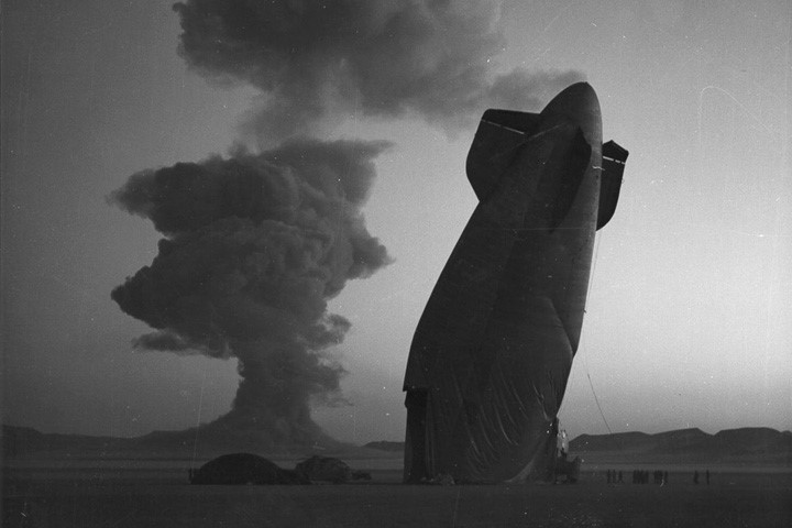 Đuôi của một khinh khí cầu bị rơi do sóng nổ từ vụ nổ hạt nhân đằng xa trong cuộc thử nghiệm vào tháng 8/1957.