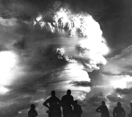 Các quan sát viên theo dõi việc kiểm tra khí quyển trong đợt thử hạt nhân ở Thái Bình Dương năm 1958.