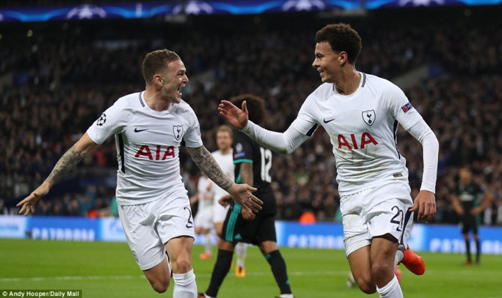 Các cầu thủ Tottenham ăn mừng bàn mở tỉ số (Ảnh: Daily Mail).