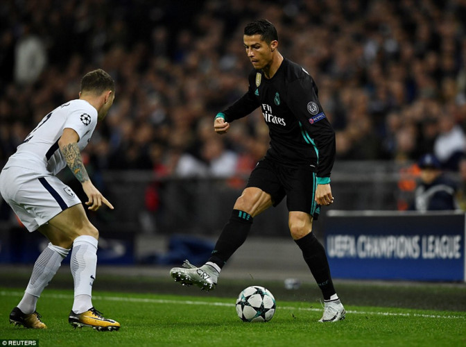 Ronaldo bị hậu vệ của Tottenham theo kèm sát nên không thể hiện được nhiều (Ảnh: Getty).