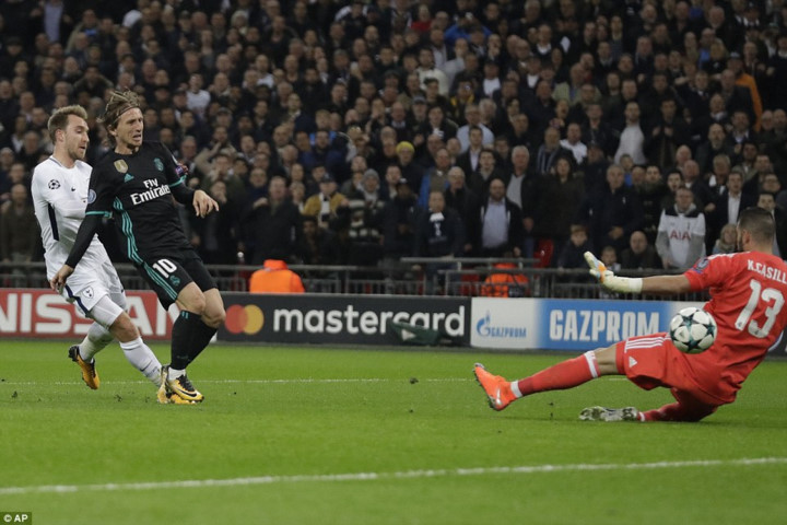 Trong thế trận phòng ngự phản công khoa học của mình, Eriksen đã mang về bàn thắng thứ 3 cho Tottenham ở phút 65 (Ảnh: AP).