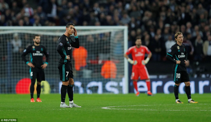 Nỗi thất vọng của các cầu thủ Real sau trận thua Tottenham (Ảnh: Reuters).