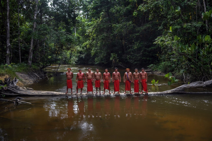 Những người đàn ông Waiapi bên dòng sông Tucunapi trong lãnh thổ của họ. 