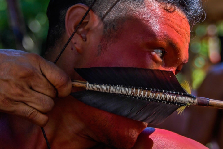 Trong bối cảnh phải đối mặt nguy cơ mất địa bàn sinh sống, những người đàn ông của bộ lạc Waiapi luôn phải rèn luyện kỹ năng chiến đấu chống kẻ thù.