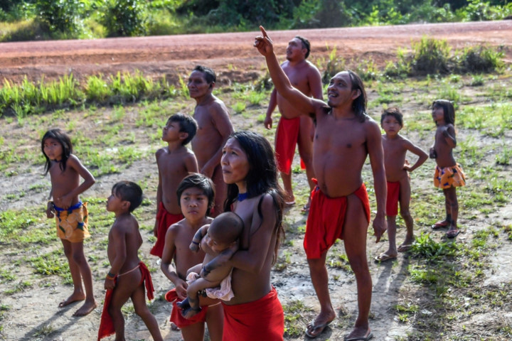 Thổ dân bộ lạc Waiapi chăm chú nhìn theo một chiếc máy bay trên bầu trời.