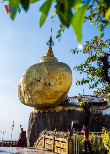 Chùa Đá Vàng dát khoảng 500 kg vàng. Ngôi chùa được xây trên một tảng đá được dát vàng cao 1100 mét so với mực nước biển, tương truyền chùa được xây dựng cách đây 2500 năm, khi Đức Phật còn sống.