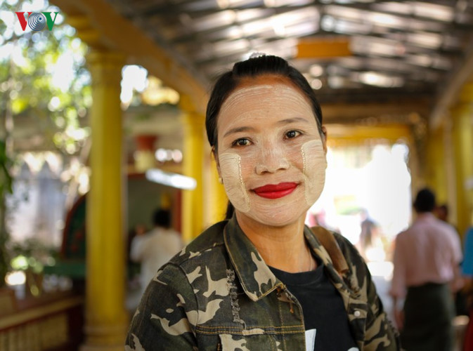 Du khách có thể dễ dàng nhìn thấy trên má và trán của phụ nữ, trẻ em ở Myanmar đều được bôi một thứ bột màu vàng lạ mắt. Đó là thanaka, loại bột được tạo từ vỏ của một loài cây địa phương, dùng để trang điểm trên khuôn mặt như một cách thể hiện niềm tự hào văn hóa truyền thống. Đây cũng là cách làm mềm da và bảo vệ khuôn mặt khỏi ánh nắng chói chang của người Myanmar.