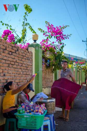 Một truyền thống của người dân Myanmar, từ người già đến trẻ em, từ phụ nữ đến đàn ông, hầu hết mọi người đều mặc váy longyi. Đàn ông Myanmar diện váy longyi trong hầu hết sinh hoạt đời thường như đi bộ, đạp xe, lái ô tô và cả khi đi ngủ. Đàn ông Myanmar có thể đứng giữa đường để giũ váy cho mát hay buộc lại váy cho chỉn chu một cách rất thoải mái.