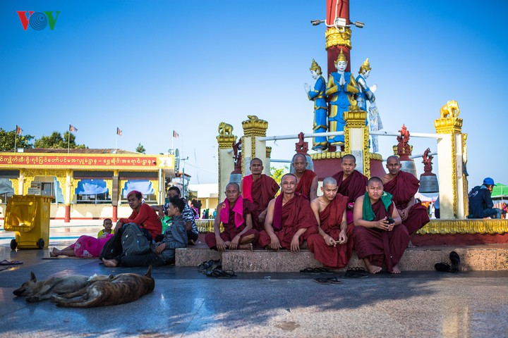 Myanmar dành cho các ngôi chùa quỹ đất khổng lồ. Người dân mọi nơi có thể đến đây nằm, ngồi, nghỉ, chơi thoải mái. Đặc biệt, người Myanmar không ăn thịt chó và chó hoang chạy đầy đường nhưng rất hiền lành.