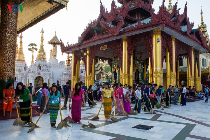 Du khách và người dân công đức quét dọn chùa tại chùa vàng Shwedagon. Ngôi chùa Shwedagon ở Yangon là một trong những công trình Phật giáo đẹp và linh thiêng nhất Myanmar, dát vàng lộng lẫy và được trang trí bằng kim cương, đá quý.