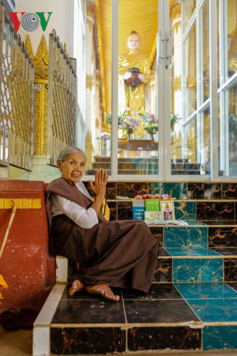  Cụ bà ngồi bán vật phẩm Phật giáo trong Thiền viện Kyat Kha Wine - thiền viện có khoảng 700 tu sĩ đang học tập và sinh sống.