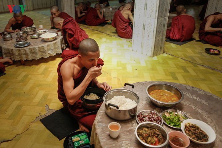 Các nhà sư ở Myanmar được ăn thức ăn mặn, miễn là họ không trực tiếp sát sinh các con vật đó.