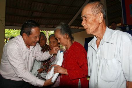 Đồng chí Nguyễn Bách Khoa- Trưởng Ban Tuyên giáo Tỉnh ủy tặng quà cho các hộ nghèo của ấp.