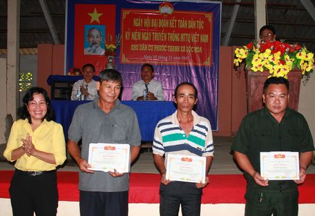 UBND xã Lộc Hòa tặng giấy khen cho các Tổ nhân dân tự quản tiêu biểu.  