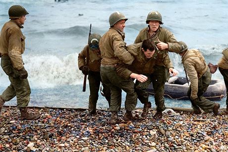 Quân y Mỹ giúp đỡ các binh sĩ bị thương trên bờ biển Omaha vào ngày 6/6/1944.