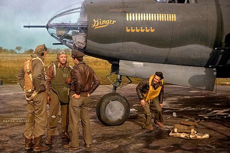 Phi hành đoàn đứng cạnh oanh tạc cơ hạng trung hai động cơ B-26 Marauder của Mỹ, sử dụng ở Tây Âu trong Thế chiến 2./.