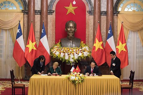 Chủ tịch nước Trần Đại Quang và Tổng thống Michelle Bachelet Jeria ký Tuyên bố chung.