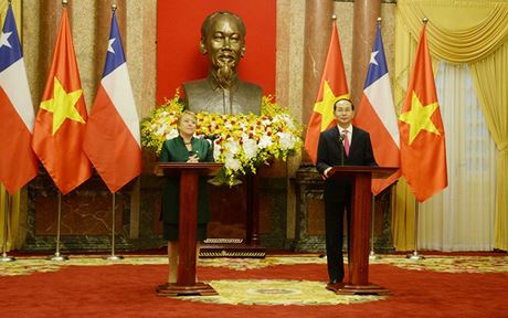 Sau lễ đón chính thức và hội đàm, Chủ tịch nước Trần Đại Quang và Tổng thống Chile Michelle Bachelet Jeria đồng chủ trì họp báo thông báo kết quả hội đàm.