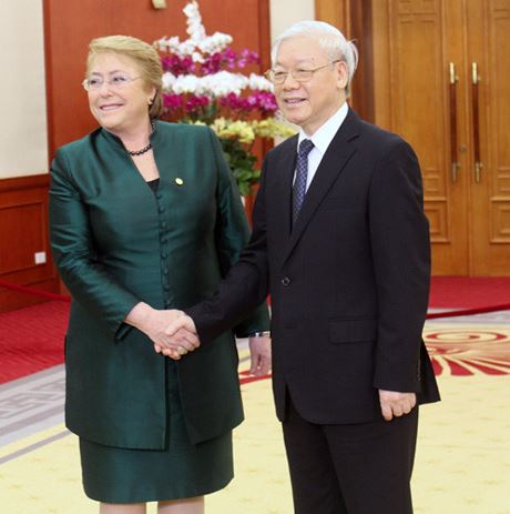 Chiều 9/11, tại Trụ sở Trung ương Đảng, Tổng Bí thư Nguyễn Phú Trọng đã thân mật tiếp bà Michelle Bachelet - Tổng thống nước Cộng hòa Chile, đang có chuyến thăm hữu nghị chính thức Việt Nam.
