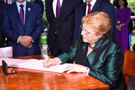 Tổng thống Chile ghi sổ lưu niệm tại Nhà sàn Chủ tịch Hồ Chí Minh. (Ảnh: Vnexpress)