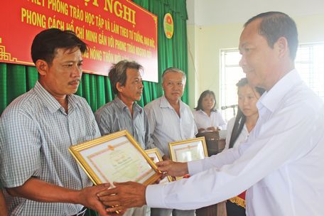 Anh Hiệp (bìa trái) là một trong 10 nông dân xuất sắc trong tỉnh năm 2017 vừa được tặng bằng khen của UBND tỉnh.
