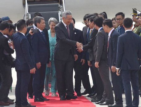Thủ tướng Singapore Lý Hiển Long bắt tay đoàn Việt Nam tại sây bay Đà Nẵng