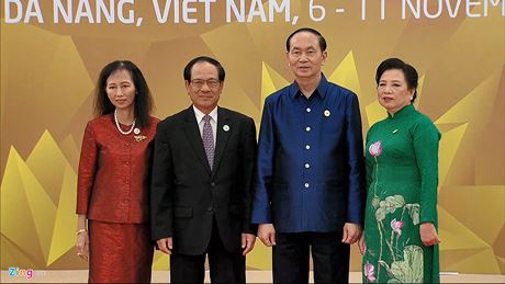 Chủ tịch nước Trần Đại Quang và phu nhân chụp ảnh kỷ niệm với Tổng thư ký ASEAN Lê Lương Minh.