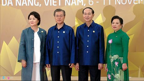 Tổng thống Hàn Quốc Moon Jae In cùng phu nhân tới tham dự bữa tiệc.