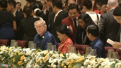 Tổng thống Donald Trump ngồi cạnh Tổng thống Indonesia Joko Widodo và phu nhân tại bàn tiệc.