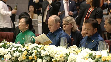 Tổng thống Putin ngồi cạnh phu nhân Chủ tịch nước Trần Đại Quang và Quốc vương Brunei.